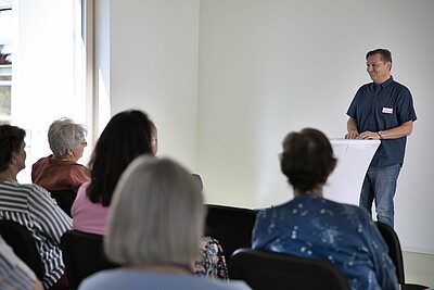 Der stellvertretende Leiter der Abteilung Kindertagesstätten, Marcus Fischer-Reitgassl, spricht über die Entstehung der Einrichtung.