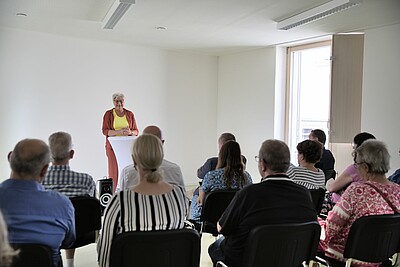 Petra Rossbrey, Vorsitzende des Präsidiums des Kreisverbands, bei ihrer Rede über die Leistungen aller Beteiligten.