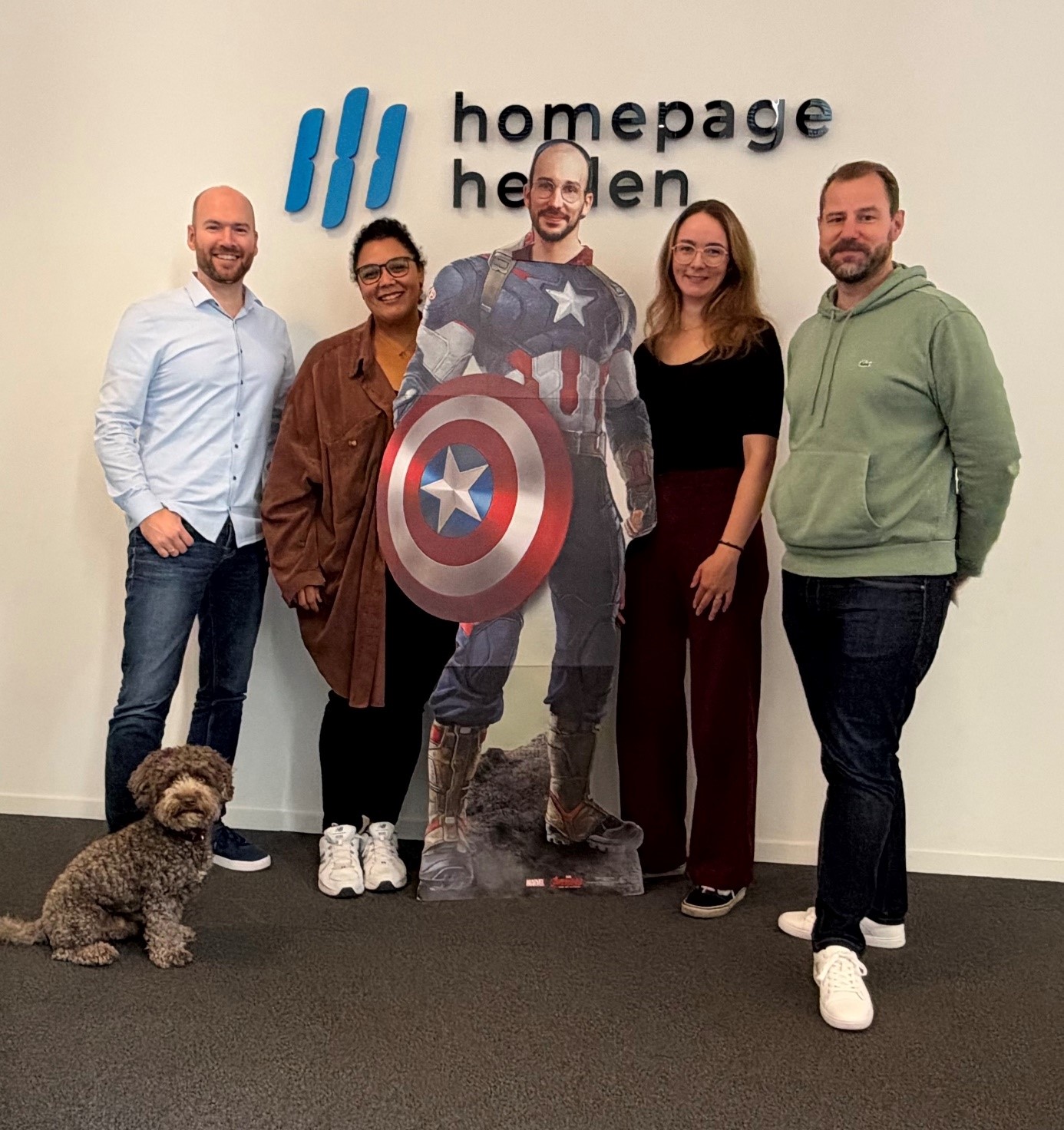 Sie haben die AWO bei der Umsetzung begleitet: Nico Tjarks (Gesch&auml;ftsf&uuml;hrung), Natascha Johnson (Projektmanagement), Dennis Meene (Programmierung), Jastin Kirsch (Design), Paul Albrecht (Gesch&auml;ftsf&uuml;hrung) & Cookie (Leckerlie-Beauftragter) der Homepage Helden.